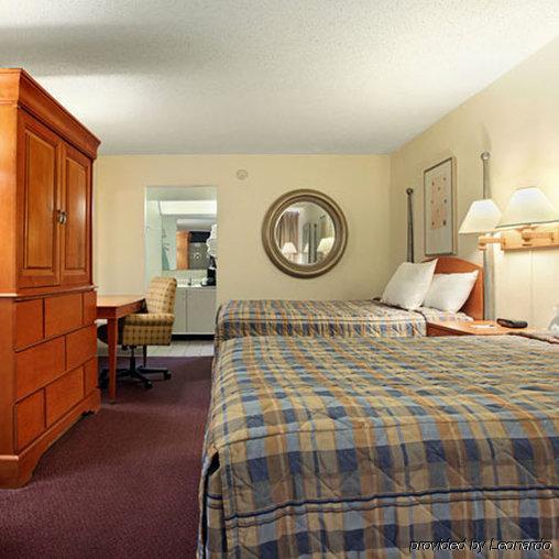 Express Inn & Suites Clearwater Pinellas Park Room photo