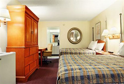 Express Inn & Suites Clearwater Pinellas Park Room photo