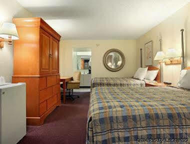 Express Inn & Suites Clearwater Pinellas Park Exterior photo